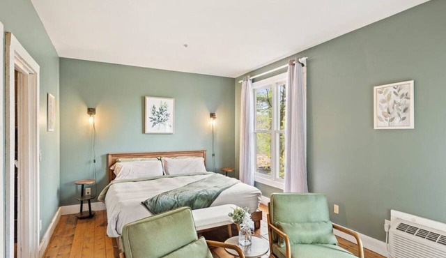 Tree-View Studio | Walk-In Shower | Balcony in Townsend