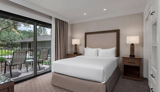 Unforgettable Napa Vacation! 4 Relaxing Suites, Onsite Golf Course, FREE Parking in Napa