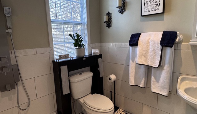 Upper Darby Studio Apartment w/WiFi, AC and a Private Deck. in Upper Darby