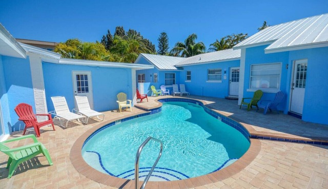 Walk to Beach, Siesta Key Villa 2, Pool View. Daily Rentals in Sarasota