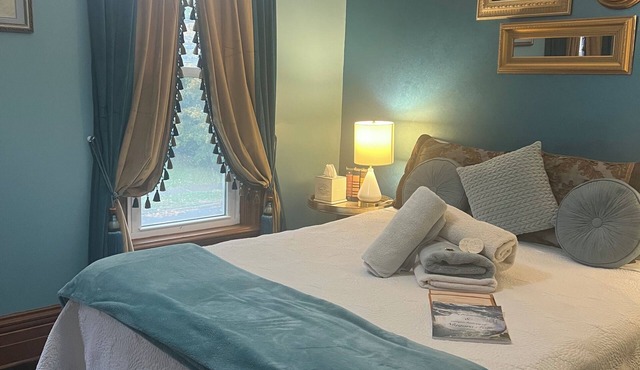 Walk to Everything -Blue Room in Niagara Falls