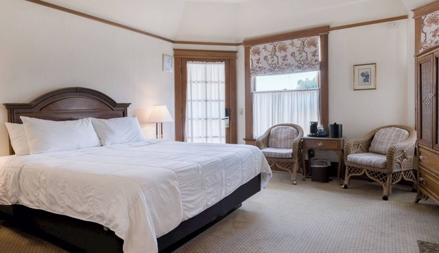 WALK TO OCEAN FROM OUR PREMIUM KING BED ROOMS in PACIFIC GROVE