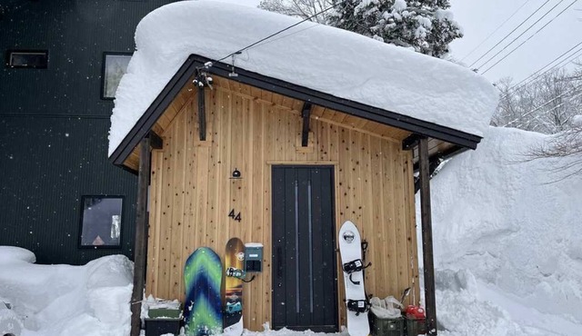 Walk to Tsugaike Ski Resort 200m. Floor heating, driveway heating, cosy & unique