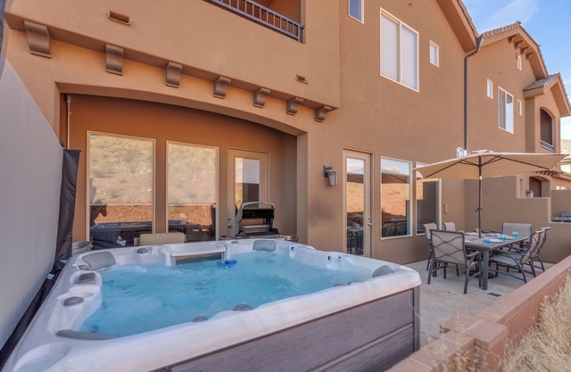 Coral Ridge Resort 2081 | Private Hot Tub, Resort Pool and Golf Views in Washington