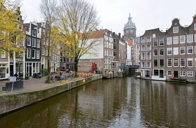 Spacious apartment near canal and central station in Amsterdam-Centrum