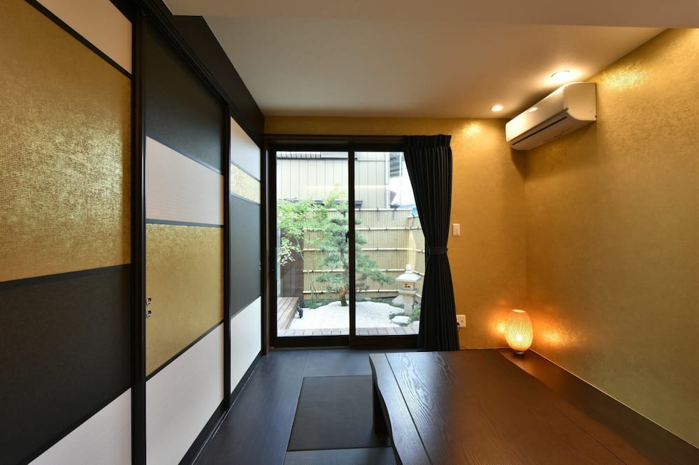 Higashiyotsugi House | ASAKUSA EAST Terrace with a small Japanese garden - ASAKUSA EAST HOUSE / Katsushika-ku Tokyo