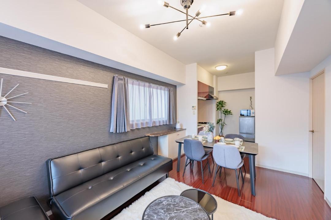 Higashi Ward Apartment | Flowing home