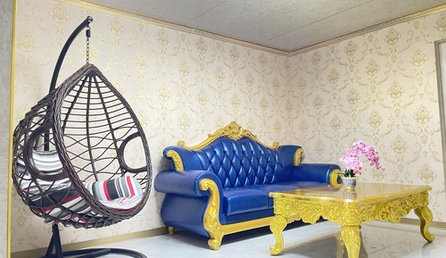 Family Room, Pets Allowed