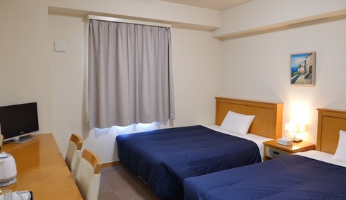 Twin Room, Smoking