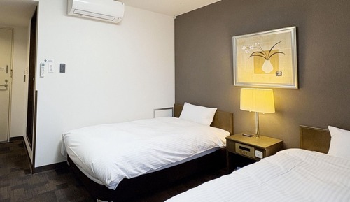Twin Room, Smoking
