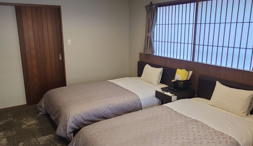 Standard Twin Room (Shared Bathroom)