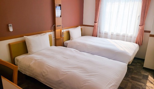Twin Room, Smoking