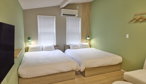 GF-1 (Up to 5 Guests): Complimentary Light Snacks & Beer (per guest) / Non-Smoking