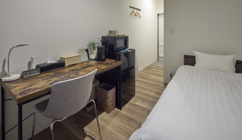 Twin Room (Up to 2 Guests): Complimentary Light Snacks & Beer (per guest) / Non-Smoking