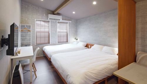 GF-5 (Up to 5 Guests): Complimentary Light Snacks & Beer (per guest) / Non-Smoking