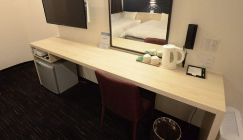 Twin Room, Smoking