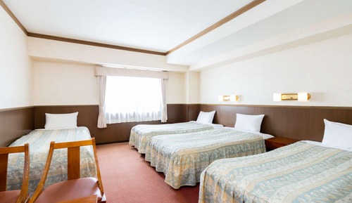 Quadruple Room, Smoking