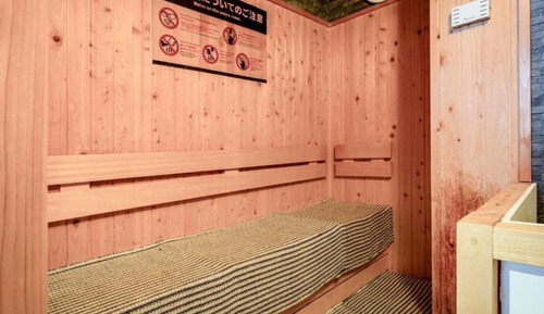 Upper Bunk in Female Capsule Room, Non Smoking
