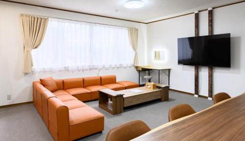 Five-Bedroom Deluxe Apartment