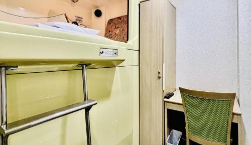 Deluxe Male Capsule Room