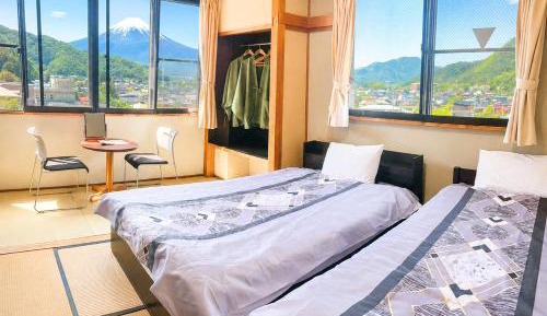 Standard Twin Room with Mountain View