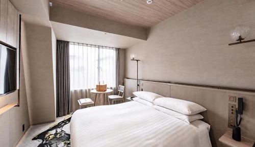 Superior Queen Room with Shower Booth