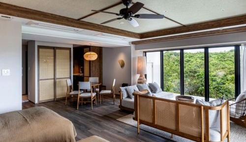 Corner Superior with Lounge Access