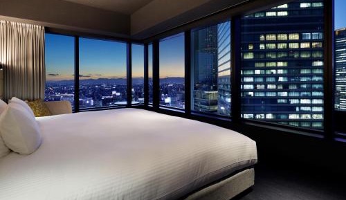 Deluxe Room View Bath 1 bed Wide King - Non-Smoking