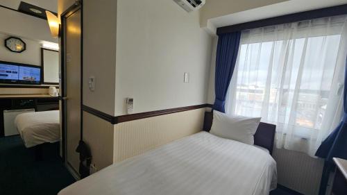 Standard Twin Room with a Shower & Bath Room between Beds - Non-Smoking