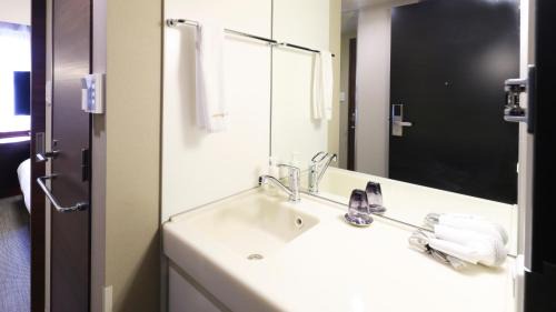 Single Room with Shared Bathroom