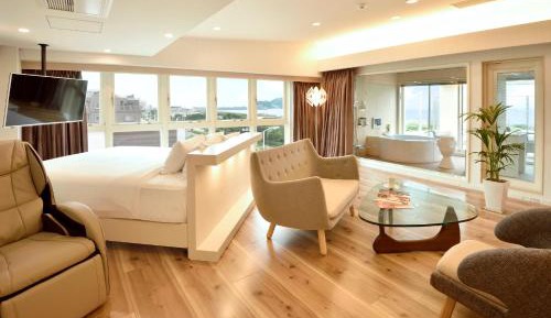 Premium Suite with Ocean View - Top Floor - Non-Smoking