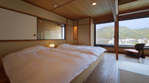 Room with Tatami Area and Half Open-Air Bath with Mt. Fuji View