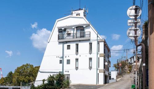 One-Bedroom Apartment with Bay View