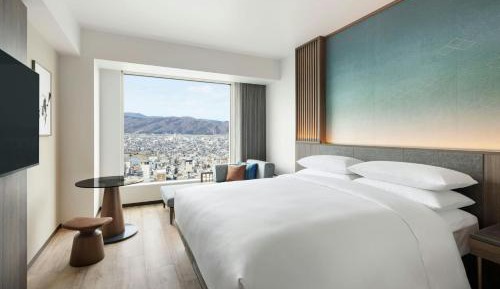Superior King Room with City View
