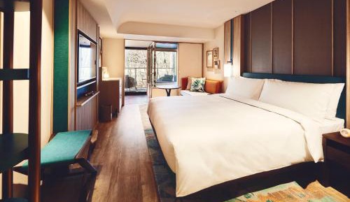 Standard King Room with River View and View Bath