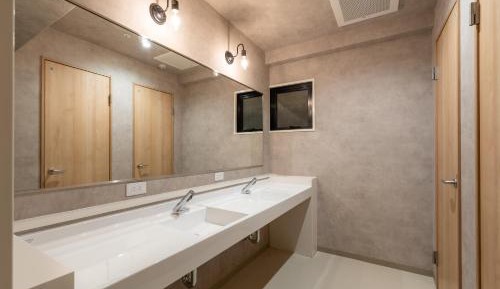 Family Room with Shared Bathroom(6 Adults)