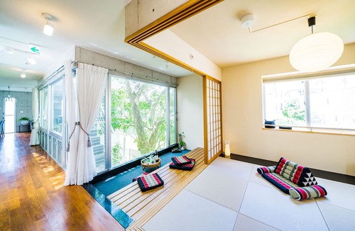 Kadena-cho House | EM tree house surrounding a healing tree