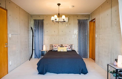 Kadena-cho House | EM tree house surrounding a healing tree