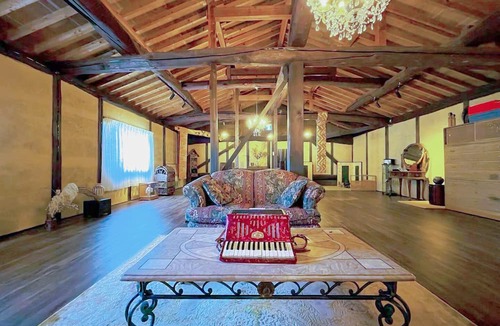 Kani House | 107 year old house, 100 year old townhouse. Convenience store, pharmacy, supermarket within 2 minutes walk. Groups of 20 people can stay. Natural hot spring within 5 minutes drive, seafood market, tourist attractions Inuyama Castle and Meiji Village nearb