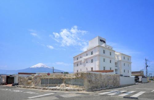 Showa Hotel | BE FREE HOTELS甲府は2025年8月にカップル専用のホテルをフルリノベーションした まったく新しいスタイルのホテルです様々なご利用者様の自由な過ごし方を提供するホテルとしてBE FREE HOTELsと名付けました