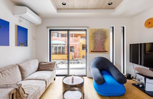 Minami-ku Apartment | 6 minutes by tram to Tenjin Stylish house for rent for up to 8 people Comfortable with 3 independent bedrooms & 2 toilets Parking lot for 2 cars