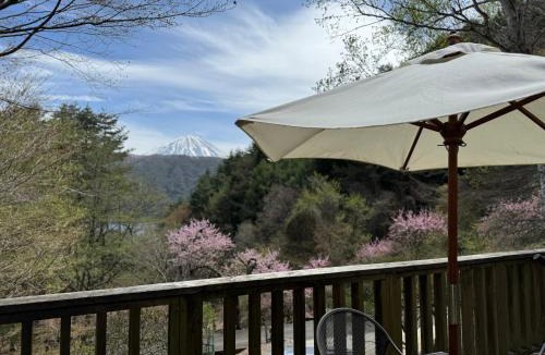 Fujikawaguchiko House | Cabin A MtFuji view, BBQ, lake Saiko 3mins, hammock, wood deck