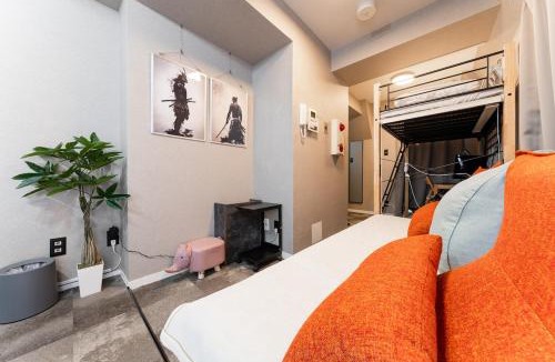 Shinbashi Apartment | SHINBASHI Station A major hub station ideal for Tokyo sightseeing Numerous restaurants and eateries surround the station Enjoy your stay on the top floor of the building without worrying about noise Elevator available