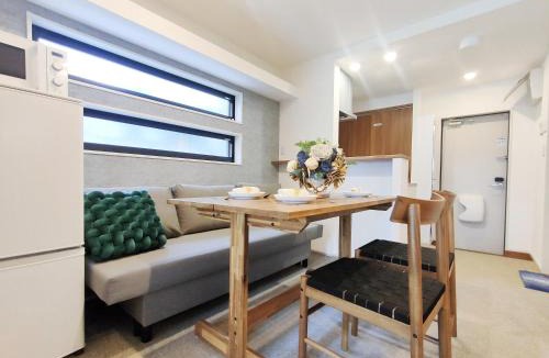 Honmachi Apartment | C3 Shibuya new hotel, 2 bedrooms and 1 living room, 7 mins to ST Max 6P 渋谷全新酒店 全新装修 两室一厅 交通中心 车站7分钟 最大6人 直达新宿 涉谷 表参道 品川 池袋 上野 代代木 银座 原宿