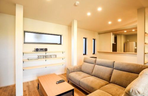 Nagaminenishi Apartment | Guest house Watanabe 日本酒で乾杯する1日1組の和モダン貸切ヴィラ EV充電可