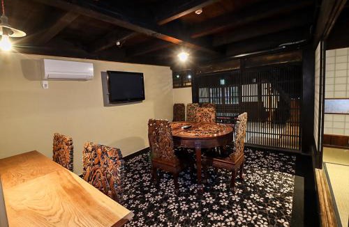 Koga Apartment | 伝統とモダンが溶け合う侍ルーツの古民家 kominka翠 sui
