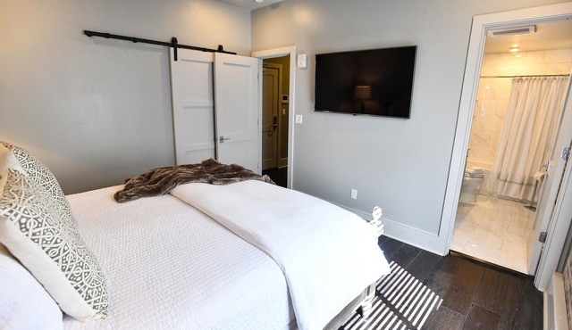 Luxurious Charm: Elegance with Exposed Brick Walls in New Orleans' CBD in New Orleans