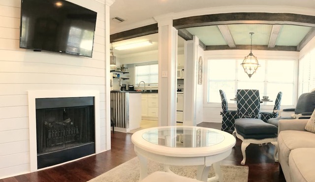 Best Location 1 bed 1 bath gated upscale condo with pool Sleeps 3 Fast free wifi in St. Simons Island