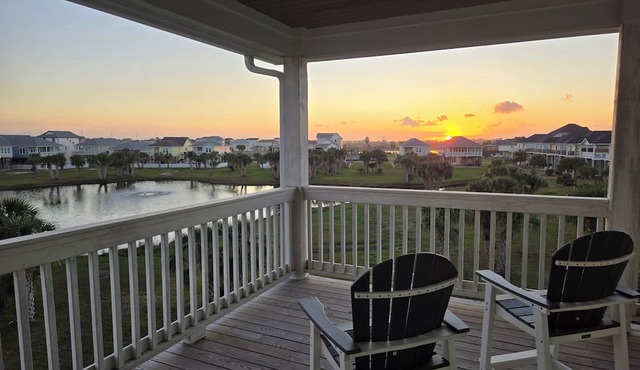 Coastal Comfort with Stunning Sunsets - 3BR Beach House in Galveston