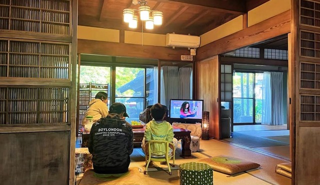 107 year old house, 100 year old townhouse. Convenience store, pharmacy, supermarket within 2 minutes walk. Groups of 20 people can stay. Natural hot spring within 5 minutes drive, seafood market, tourist attractions Inuyama Castle and Meiji Village nearb